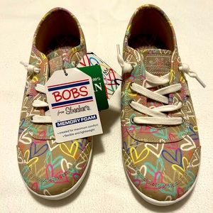 BOBS Hearts SKECHERS Tan, Taupe. NWT size 7. Vegan.  Memory Foam. Bob's